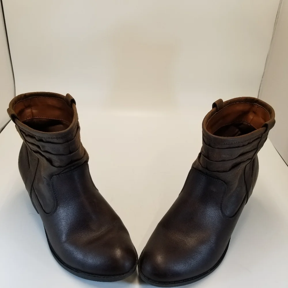 Arizona Jean Co Az Garber Womans Size 8 Brown Faux Leather Pull On Ankle Bootie